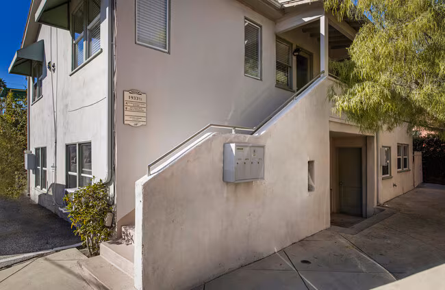 1935-1939 Hillhurst Ave