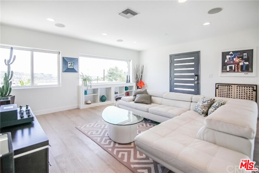 2411 Silver Ridge Ave